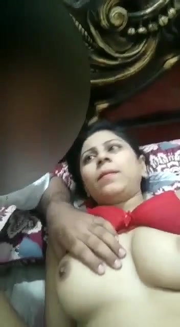 bhabhi in red bra boob press by devar