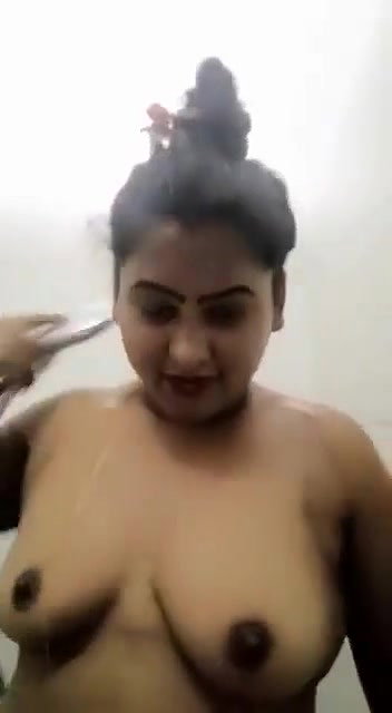 fatty naughty girl showing while bathing