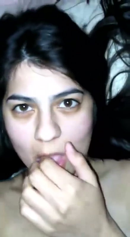 gori ladki ne chut mein ungli kri