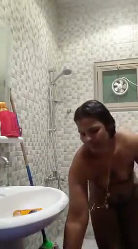 Desi aunty bathroom selfie Video