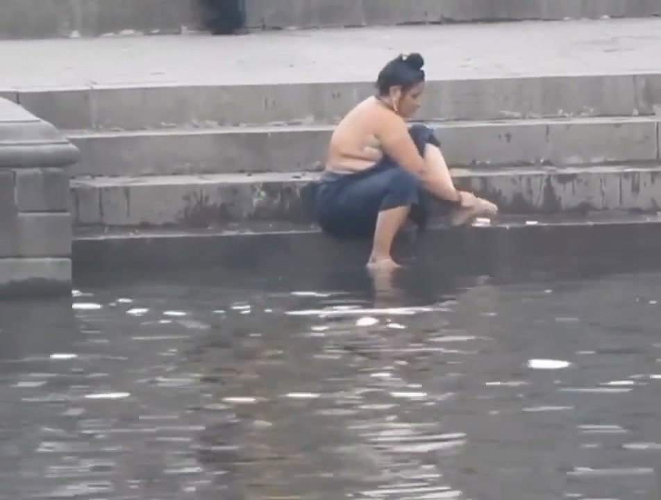 Kriti aunty outdoor bathing