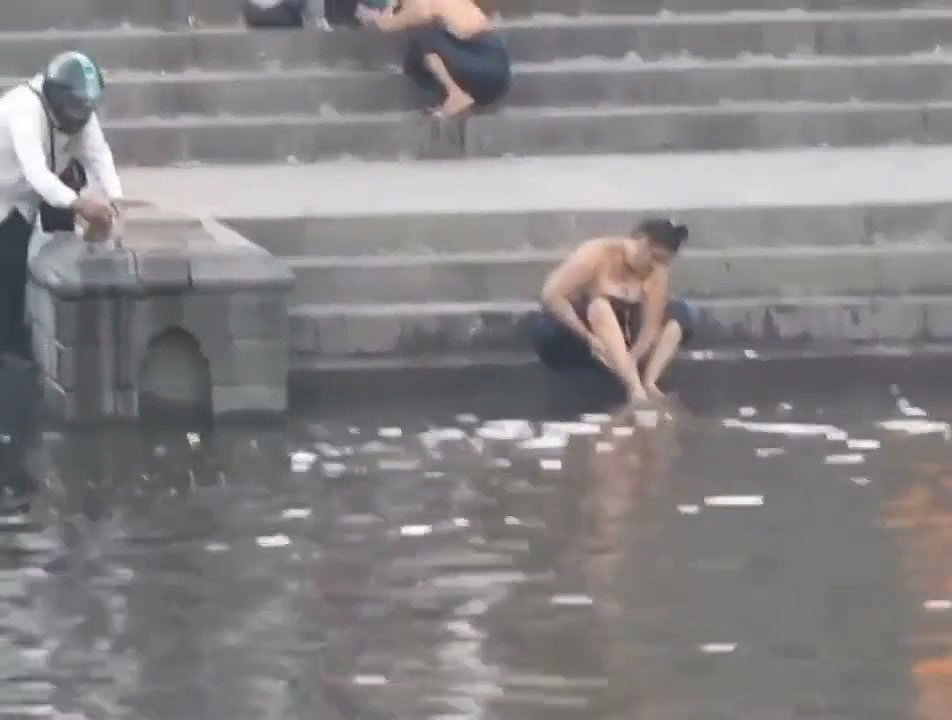 Kriti aunty outdoor bathing