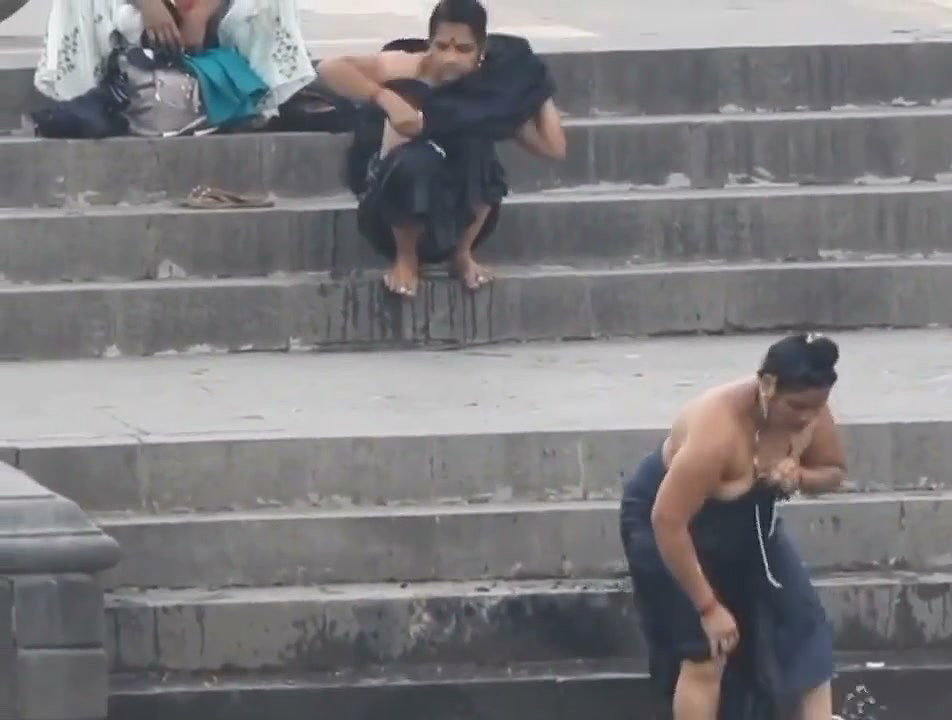 Kriti aunty outdoor bathing