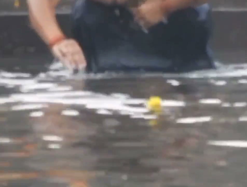 Kriti aunty outdoor bathing
