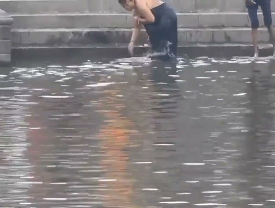 Kriti aunty outdoor bathing