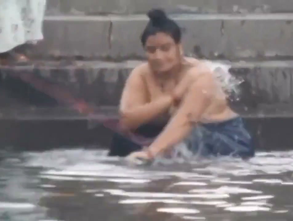 Kriti aunty outdoor bathing