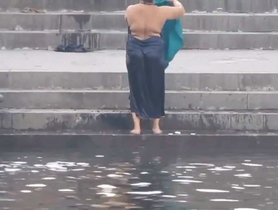 Kriti aunty outdoor bathing