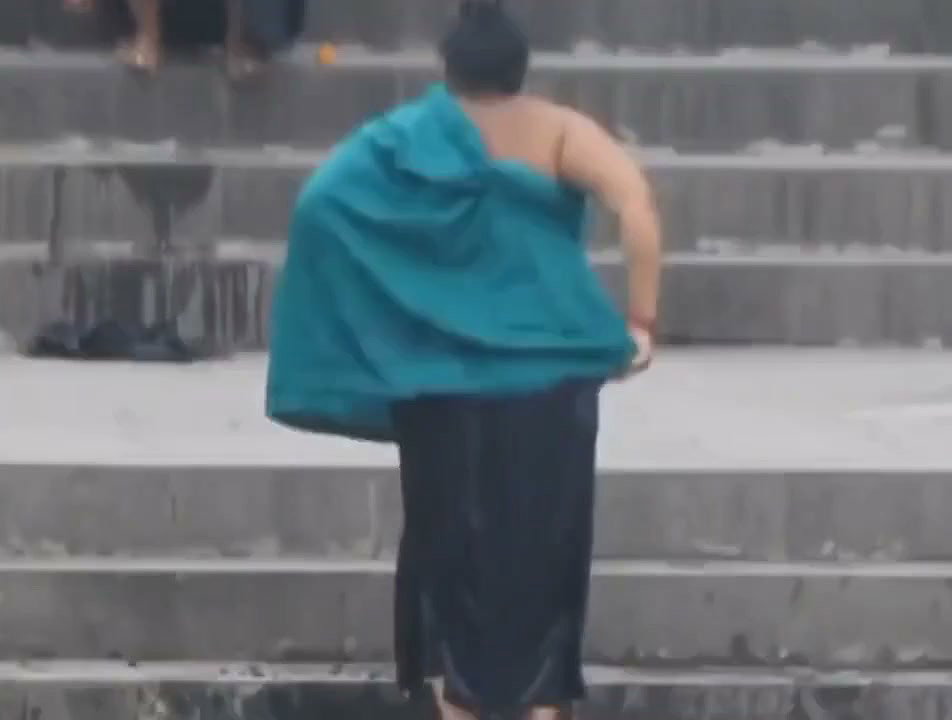 Kriti aunty outdoor bathing