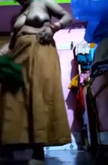 Desi aunty showing rubing her pussy