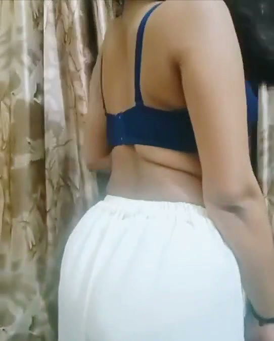 beautiful hot  sexy girl showing her nude body live