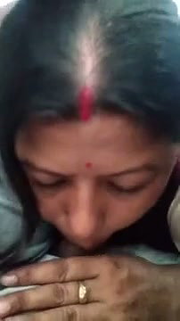 Mature aunty sucking dick on runing car