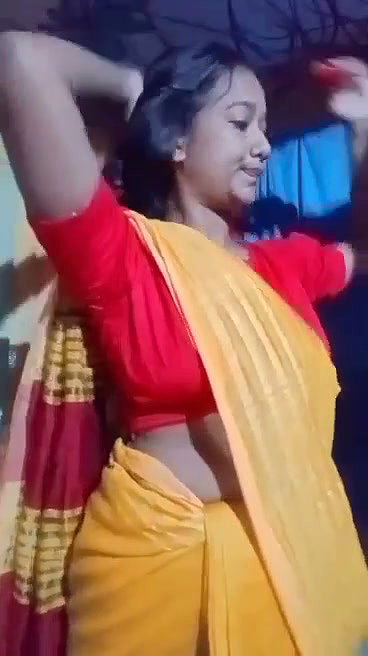 Sexy girl undress her saree and show her nude body