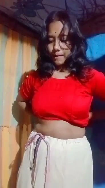 Sexy girl undress her saree and show her nude body