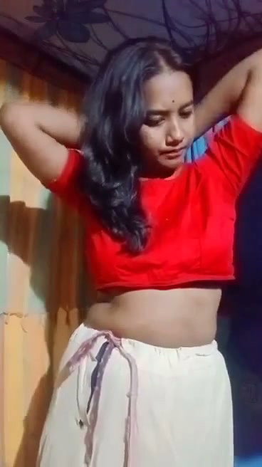 Sexy girl undress her saree and show her nude body
