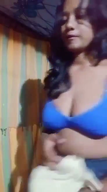 Sexy girl undress her saree and show her nude body