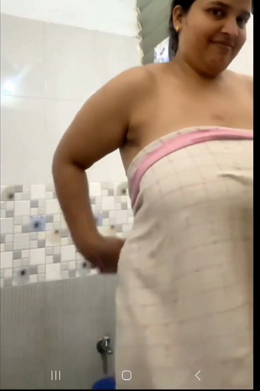Hot sexy huge boobs aunty showing
