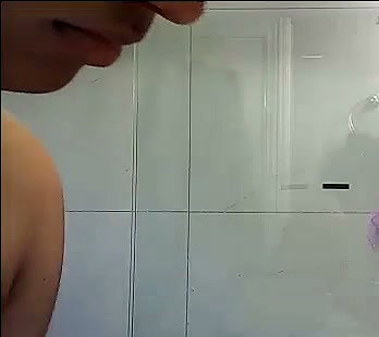 Desi babe recording herself while taking bath