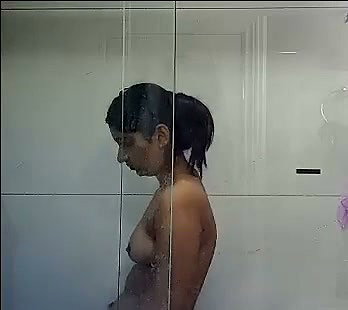 Desi babe recording herself while taking bath