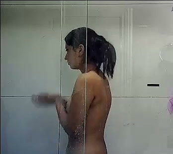 Desi babe recording herself while taking bath