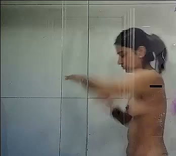 Desi babe recording herself while taking bath