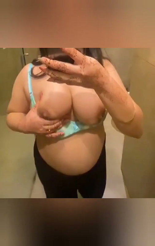 Sexy girl showing her naked body
