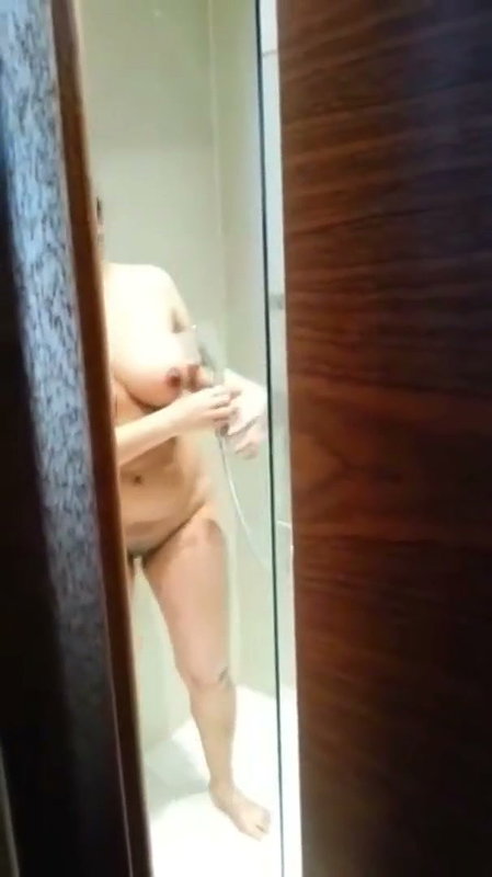 Bhabhi Fully Nude Bathing