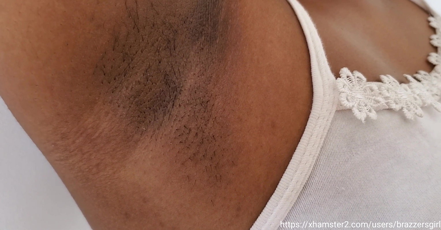 Sexy Armpits Showing by Hot MILF of Sri Lanka