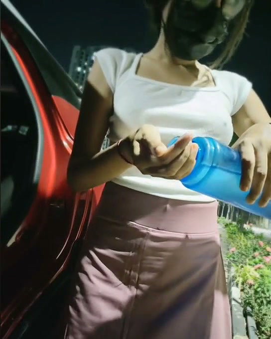 Sexy Mumbai girl show her boobs beside the main road