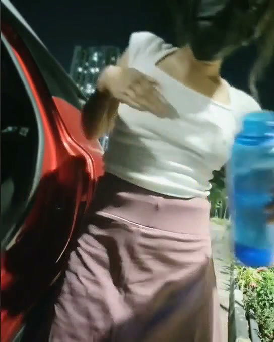 Sexy Mumbai girl show her boobs beside the main road