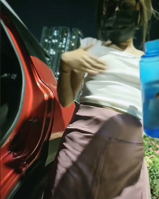 Sexy Mumbai girl show her boobs beside the main road