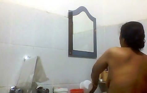 Mature aunty going to take bath