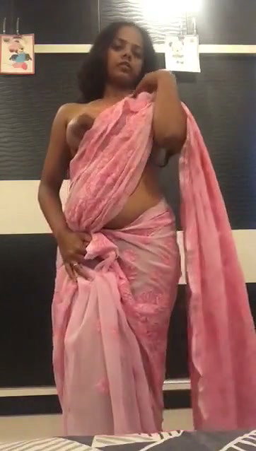 Hot and sexy girl undress her saree and show her beauty figure