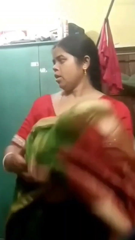 Aunty Changing her dress and show her nude body