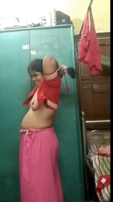 Aunty Changing her dress and show her nude body