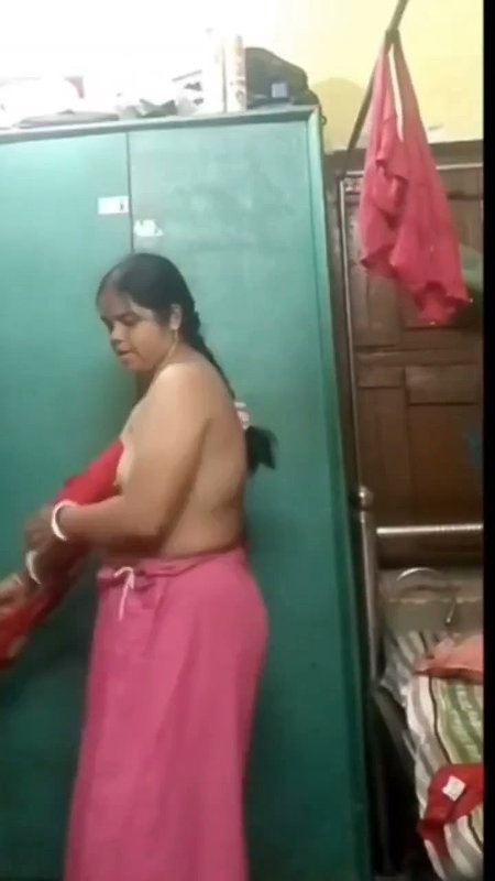 Aunty Changing her dress and show her nude body