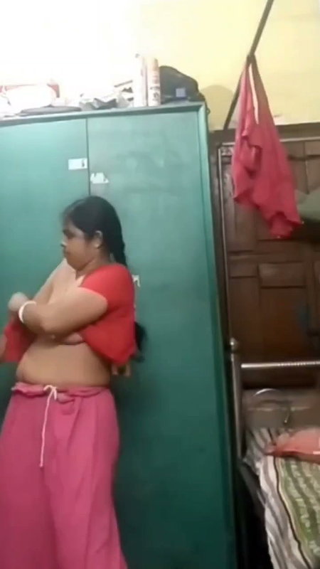 Aunty Changing her dress and show her nude body