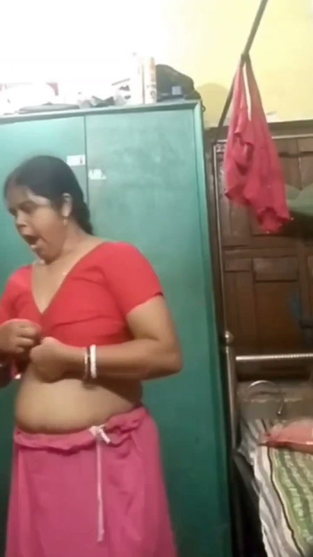 Aunty Changing her dress and show her nude body
