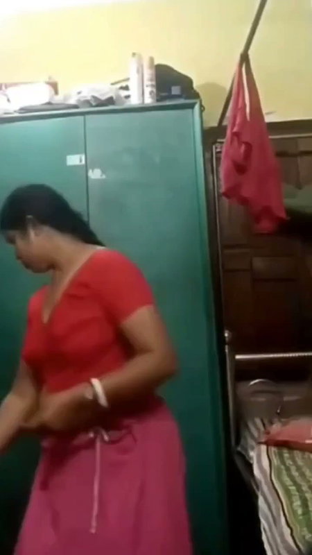 Aunty Changing her dress and show her nude body