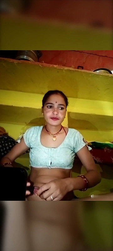 Village Bhabhi showing pusssy
