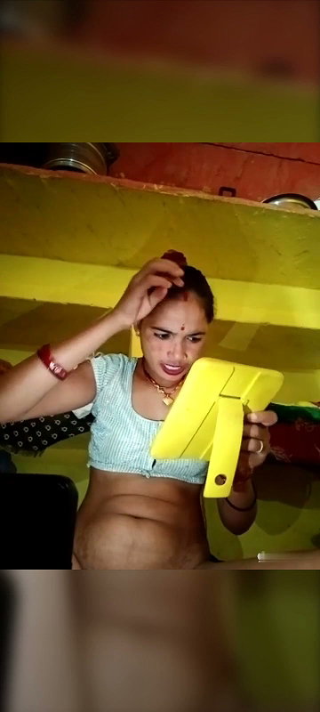 Village Bhabhi showing pusssy