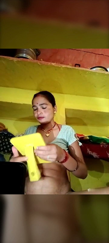 Village Bhabhi showing pusssy