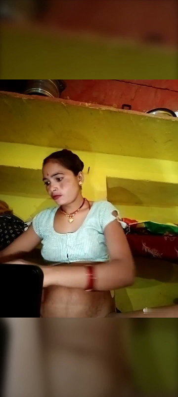 Village Bhabhi showing pusssy