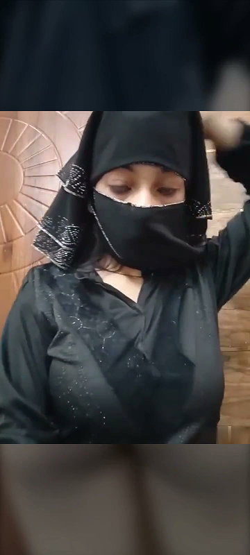 Muslim girl showing gaand