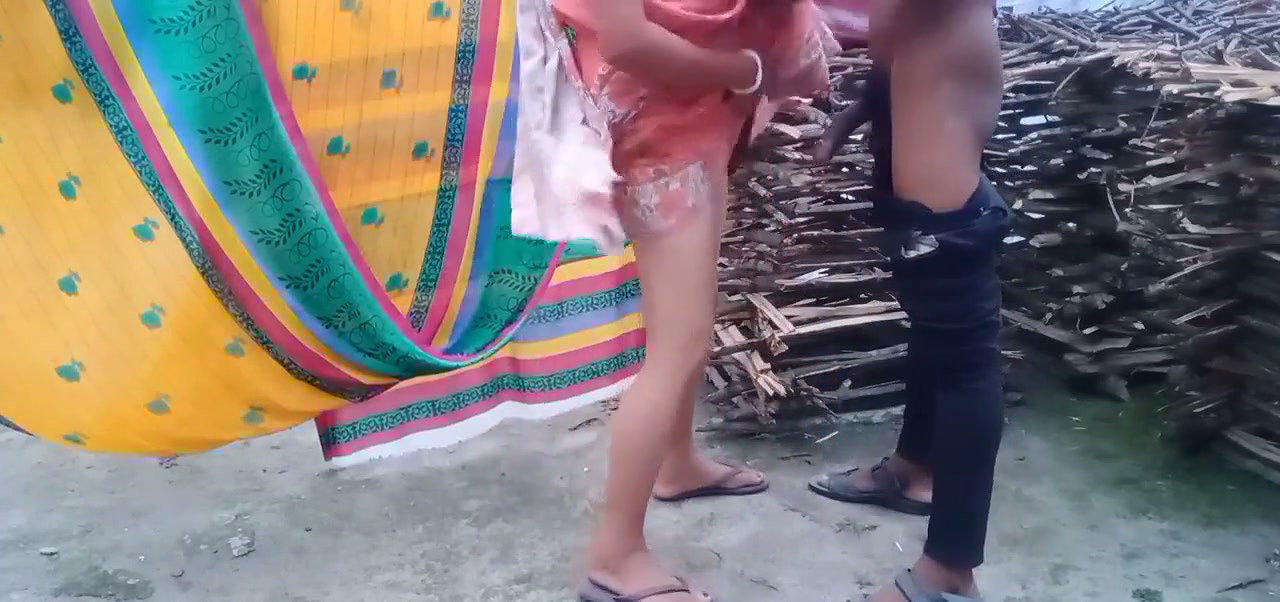 bhabhi fuck hard with devar outside the house corner