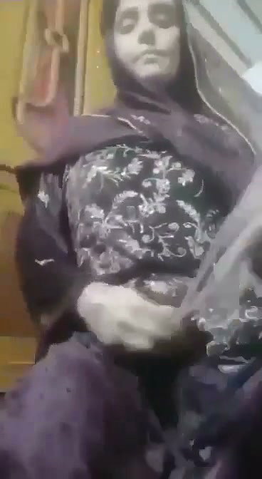 Muslim aunty Fingering her pussy