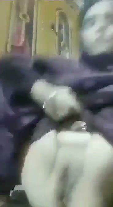 Muslim aunty Fingering her pussy