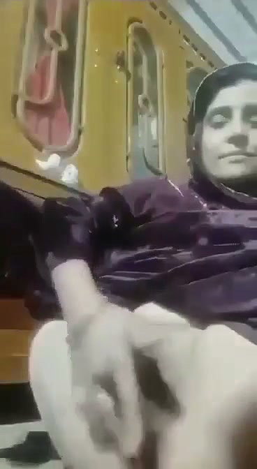 Muslim aunty Fingering her pussy