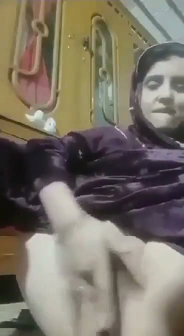 Muslim aunty Fingering her pussy