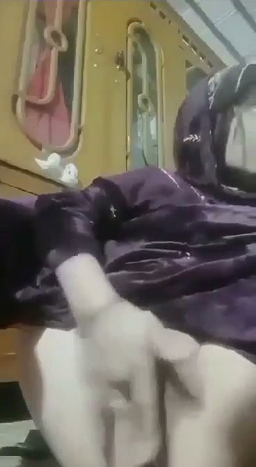 Muslim aunty Fingering her pussy