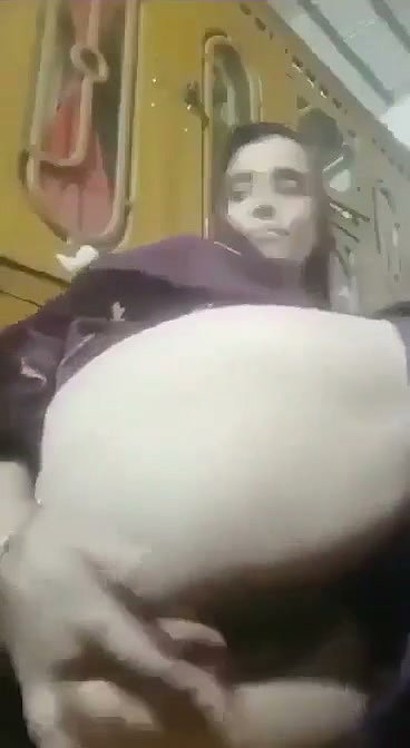 Muslim aunty Fingering her pussy